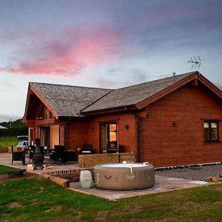 Cuddfan Lodge On A Gorgeous Private Lake Newport  Exteriör bild