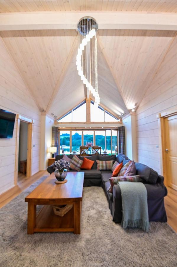 Cuddfan Lodge On A Gorgeous Private Lake Newport  Exteriör bild