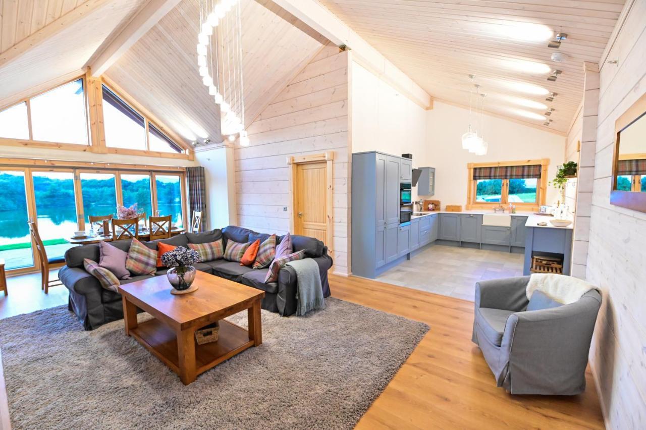 Cuddfan Lodge On A Gorgeous Private Lake Newport  Exteriör bild