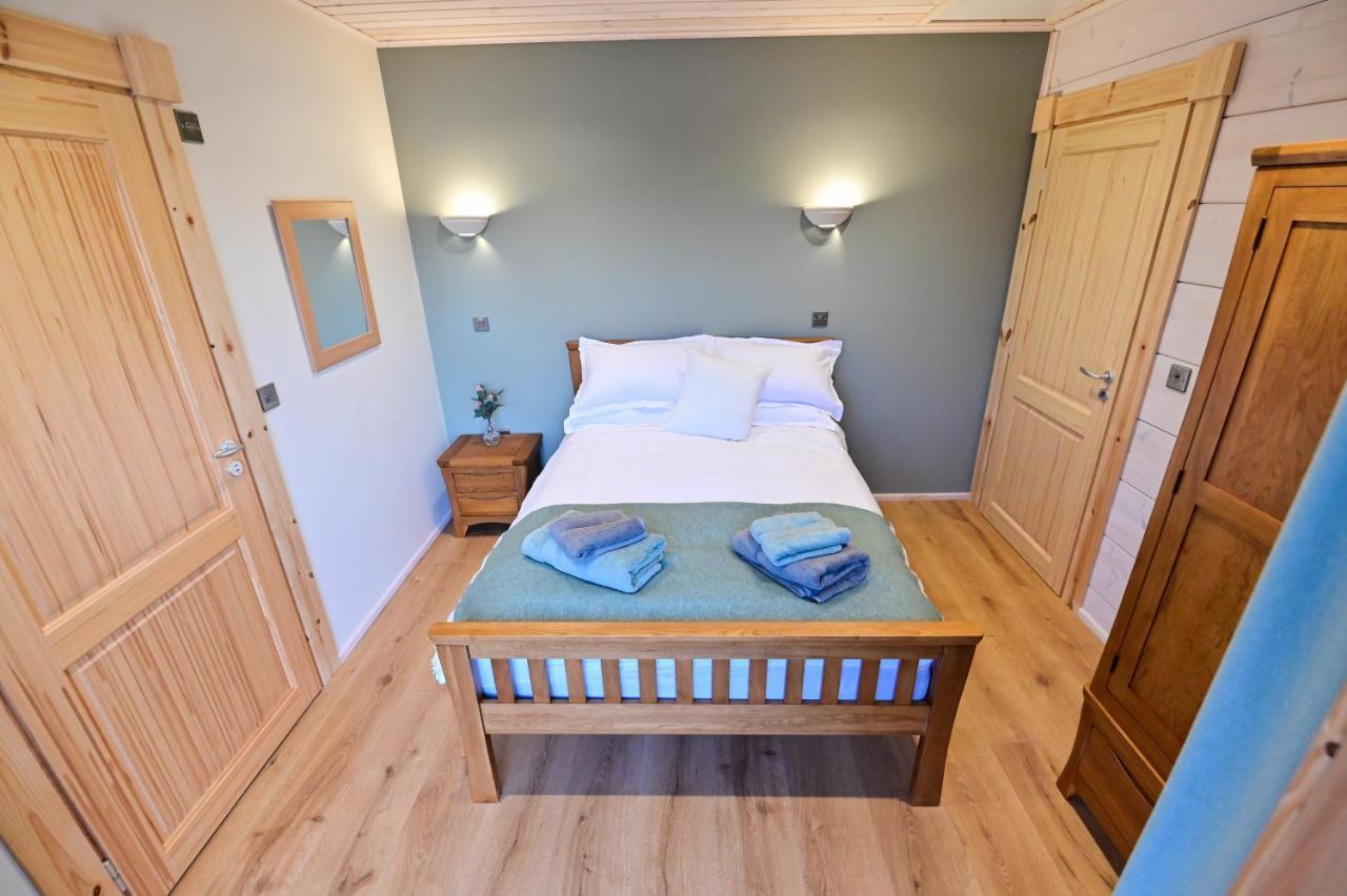 Cuddfan Lodge On A Gorgeous Private Lake Newport  Exteriör bild