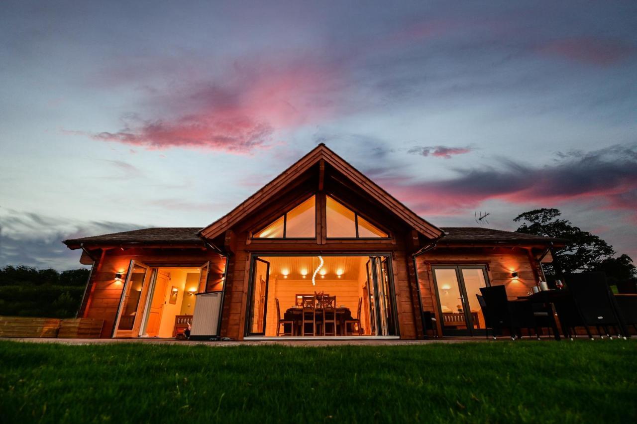 Cuddfan Lodge On A Gorgeous Private Lake Newport  Exteriör bild
