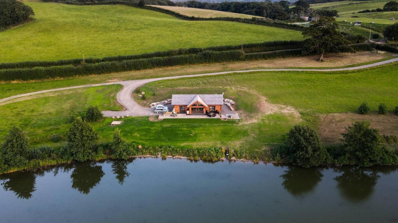 Cuddfan Lodge On A Gorgeous Private Lake Newport  Exteriör bild
