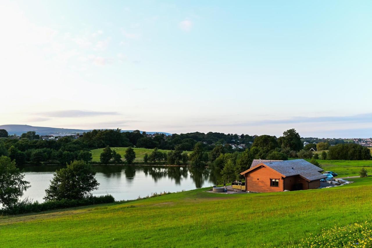 Cuddfan Lodge On A Gorgeous Private Lake Newport  Exteriör bild